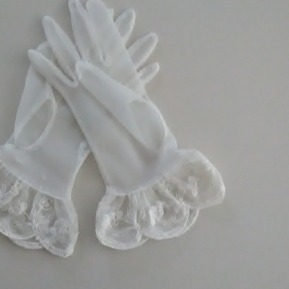 Ladies Vintage delicate Gloves - Picture 3 of 6